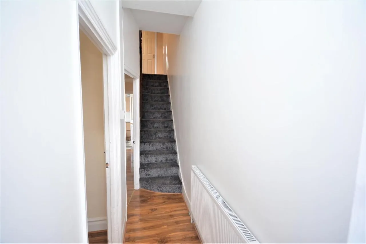 Cheerful 3 Bedroom Home In Greater London