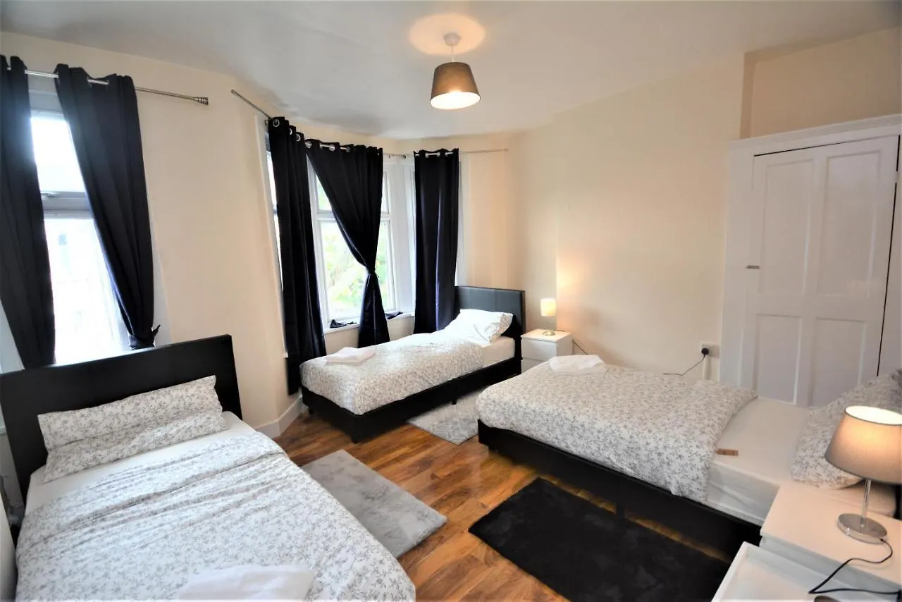 Cheerful 3 Bedroom Home In Greater London United Kingdom