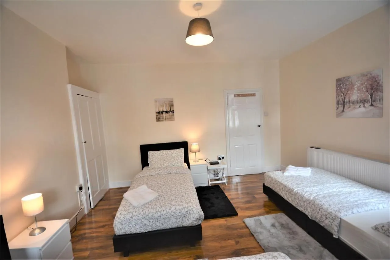 Cheerful 3 Bedroom Home In Greater London 0*,  United Kingdom