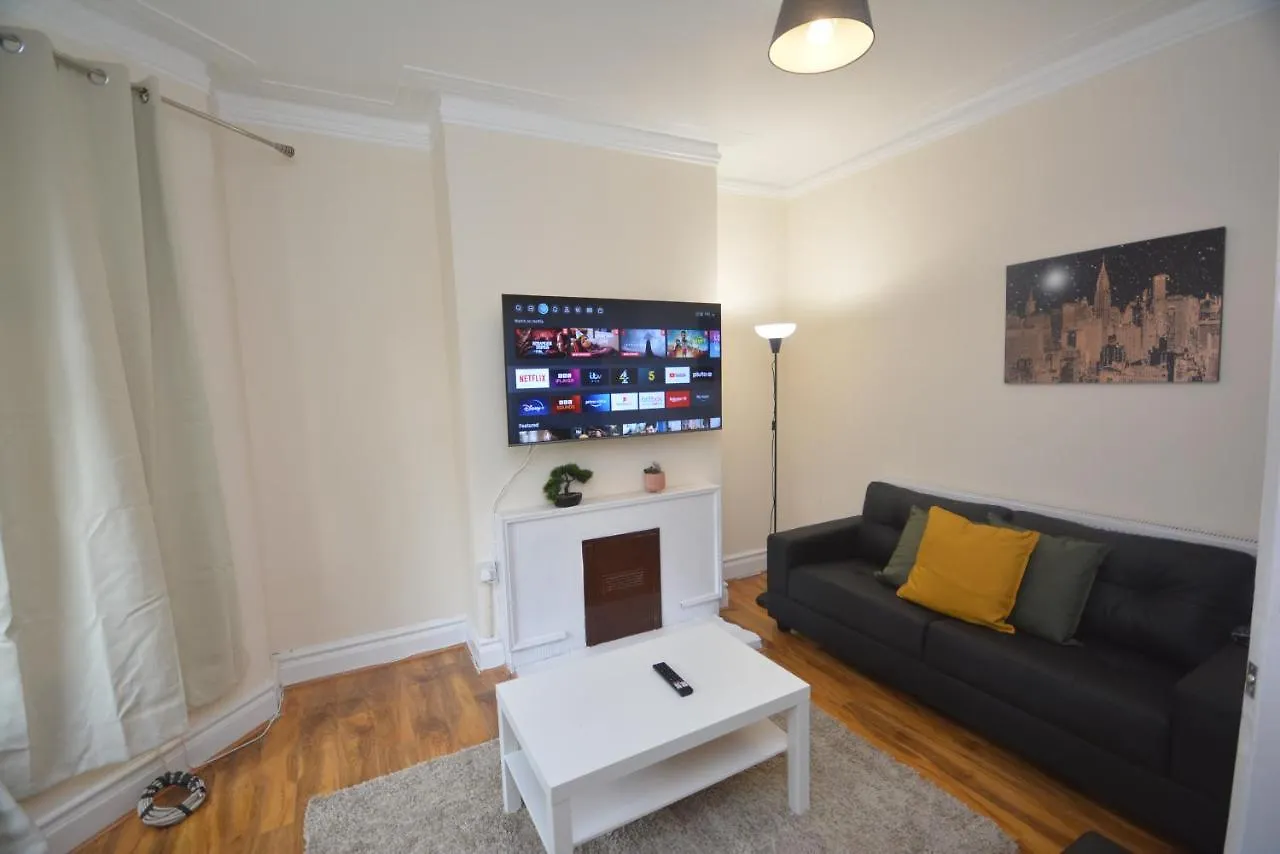 Cheerful 3 Bedroom Home In Greater London Holiday home