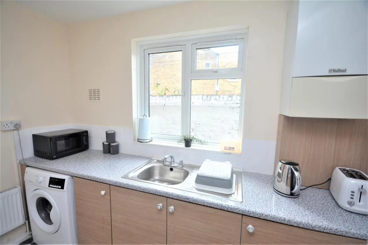 Holiday home Cheerful 3 Bedroom Home In Greater London