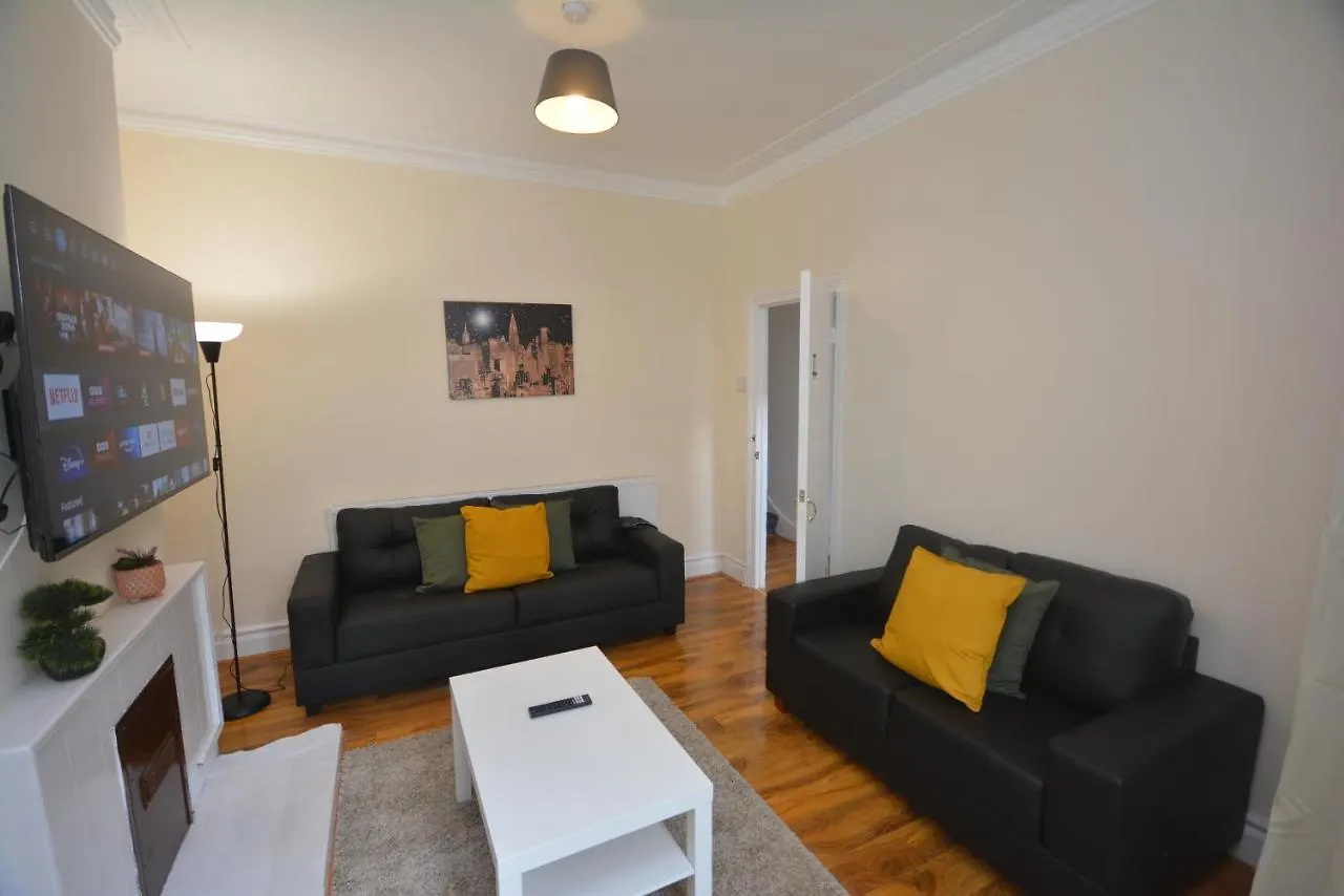 Cheerful 3 Bedroom Home In Greater London