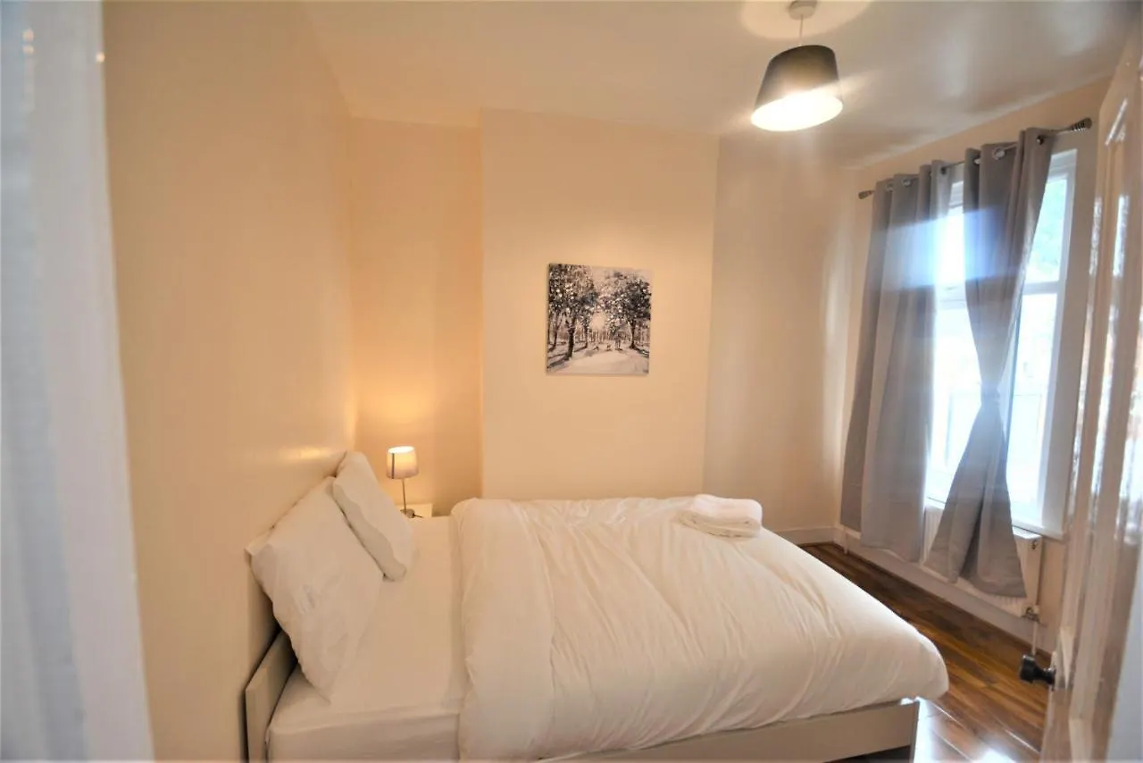 Cheerful 3 Bedroom Home In Greater London