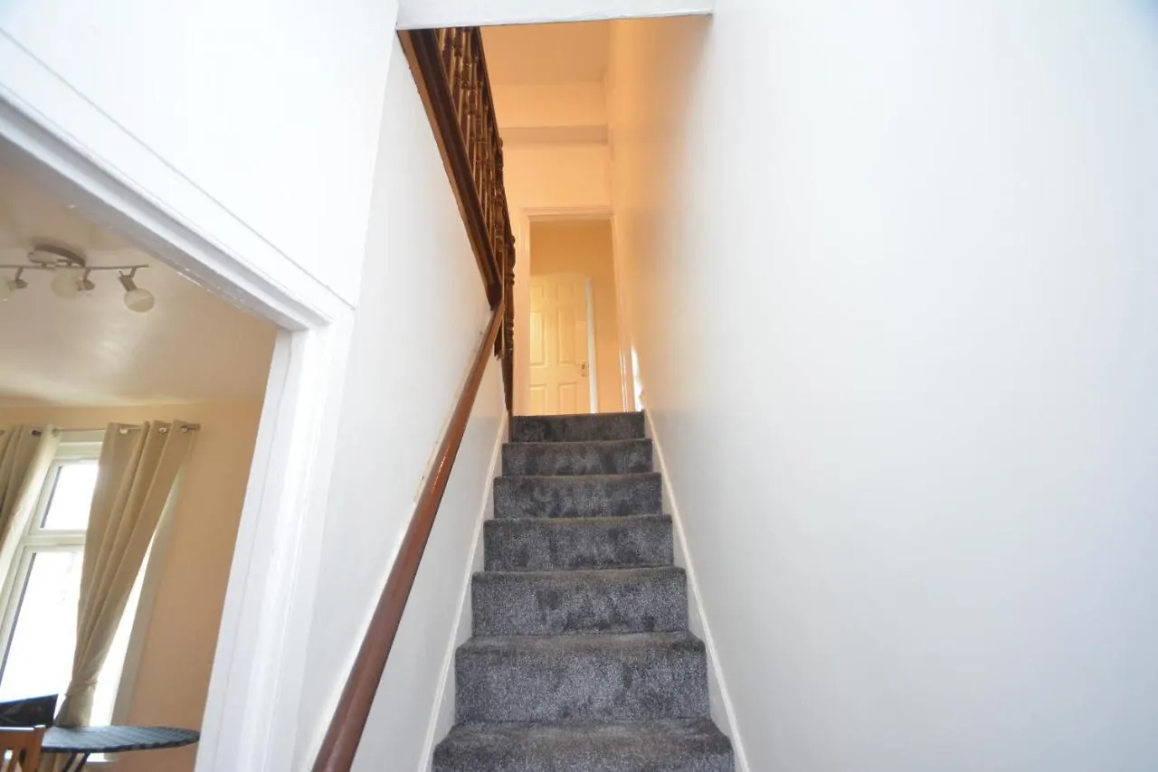 Holiday home Cheerful 3 Bedroom Home In Greater London